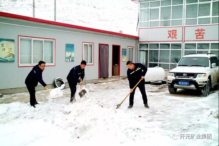 人間四月芳菲盡，山中春雪還復(fù)來(lái)